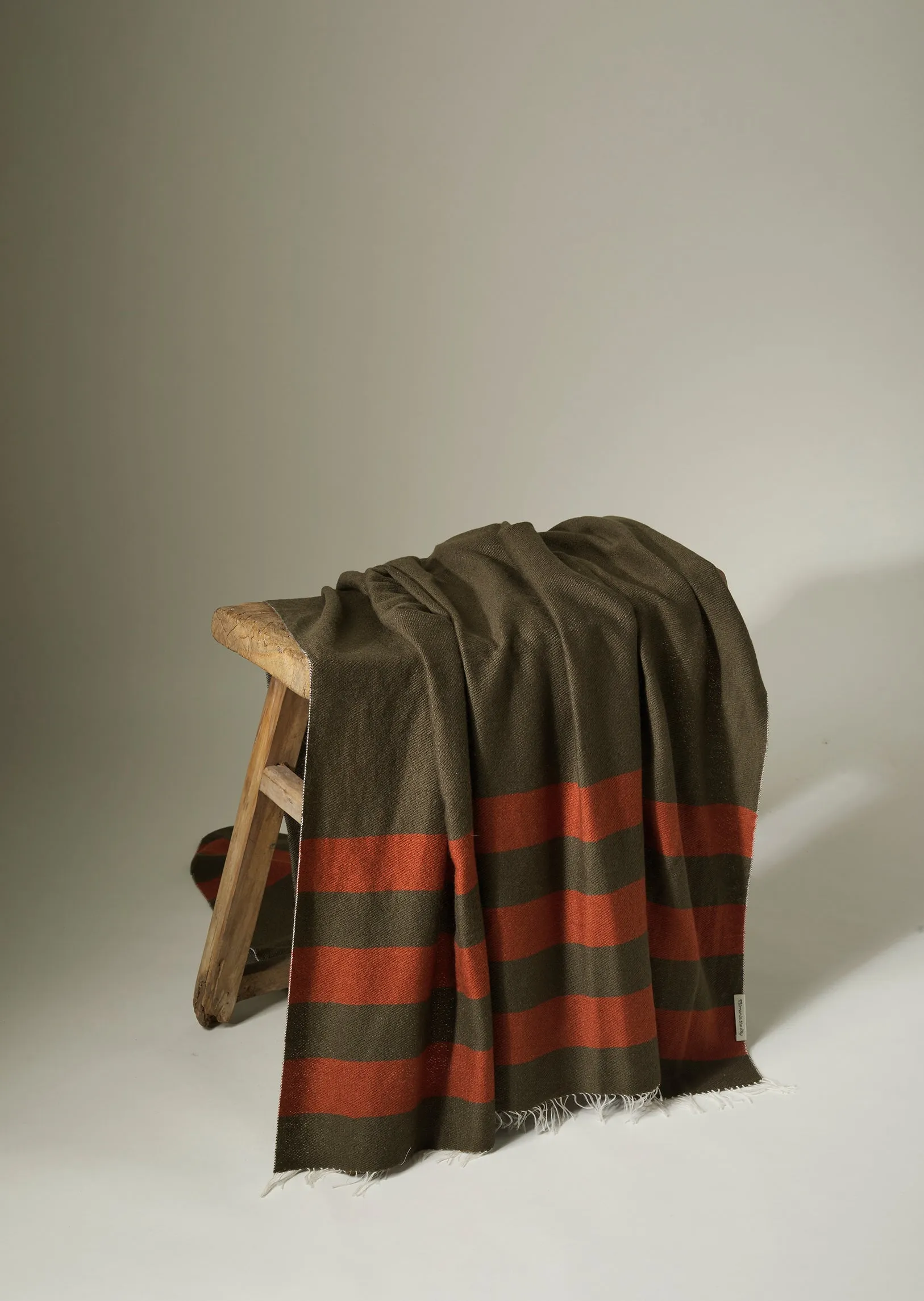 Mirror throw striped (CASHMERE) Charcoal