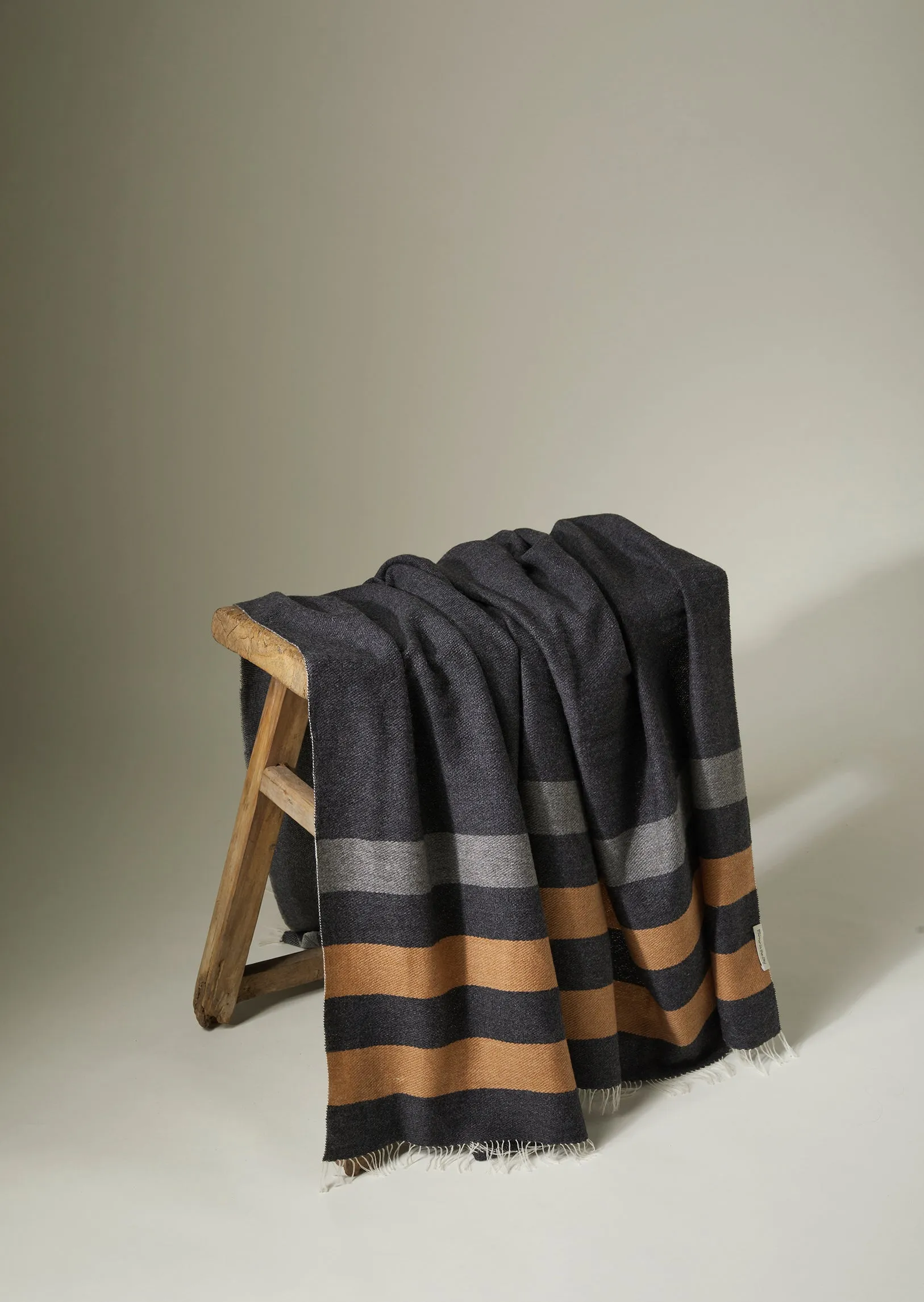 Mirror throw striped (CASHMERE) Charcoal